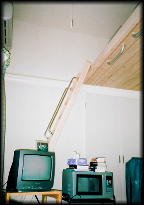 L'chelle donnant accs au semi-tage, Nagoya, 2001-2002.
