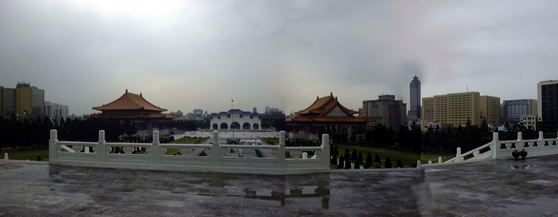 Collage de deux photos montrant le parc du Tchang Kaï-Chek
