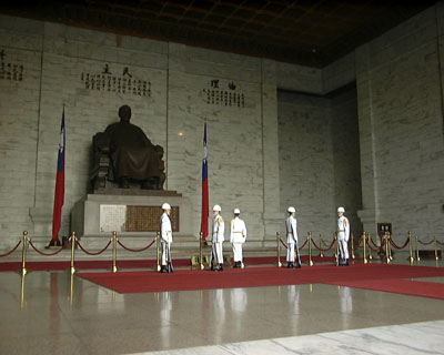 Gardes surveillant la statue de Tchang Kaï-Chek